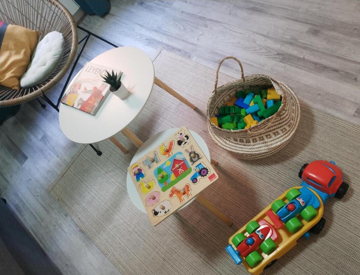 Roommy Leon Bagian luar foto